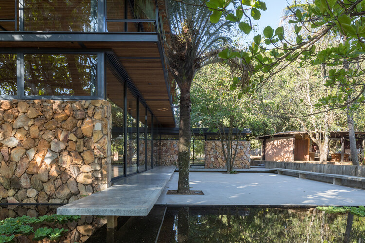 Arquitetura de alto padrão com fachada em pedra natural